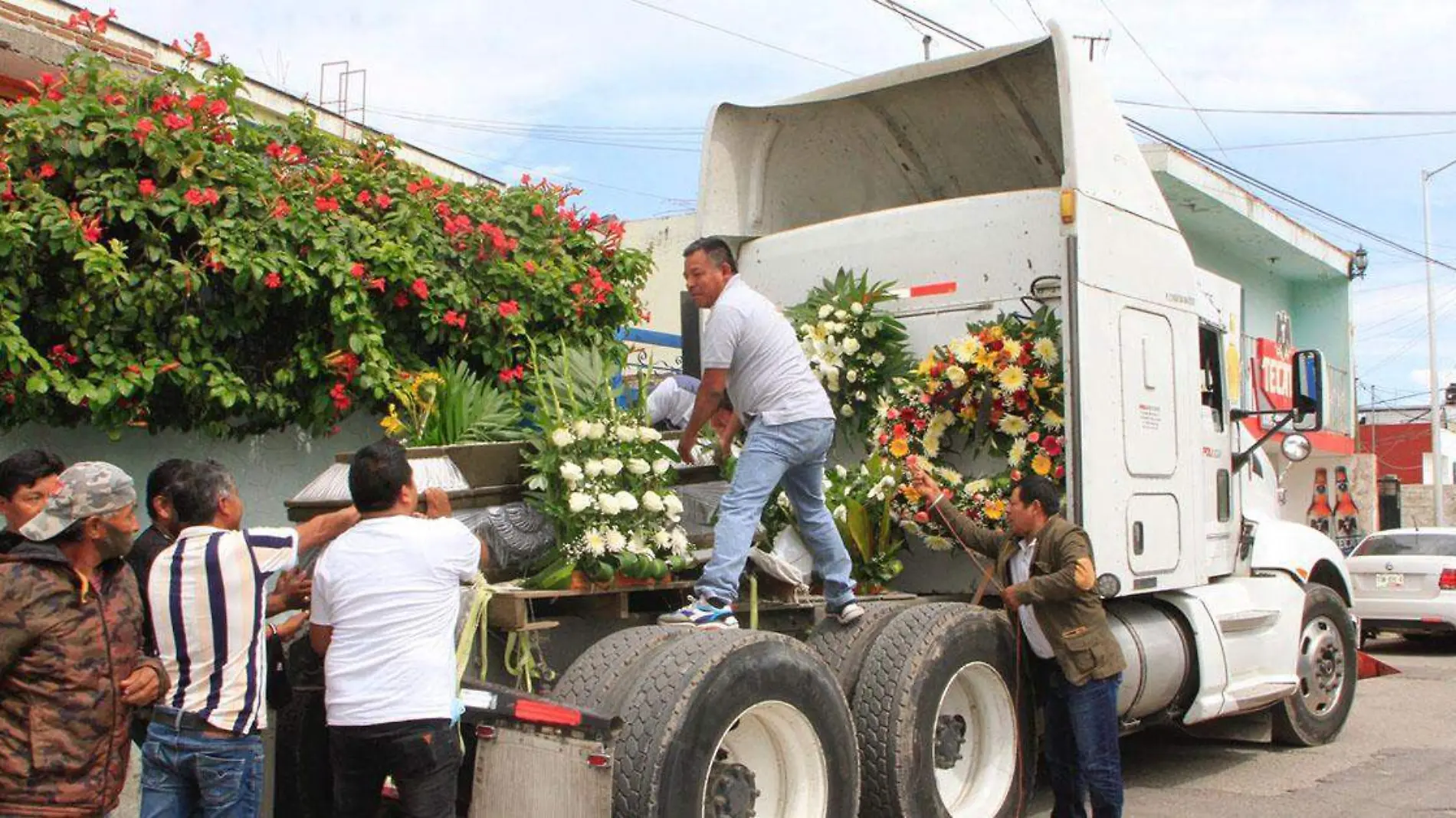 Al grito de “Justicia, justicia”, más de un centenar de familiares, amigos y conocidos despidieron este día a Gregorio